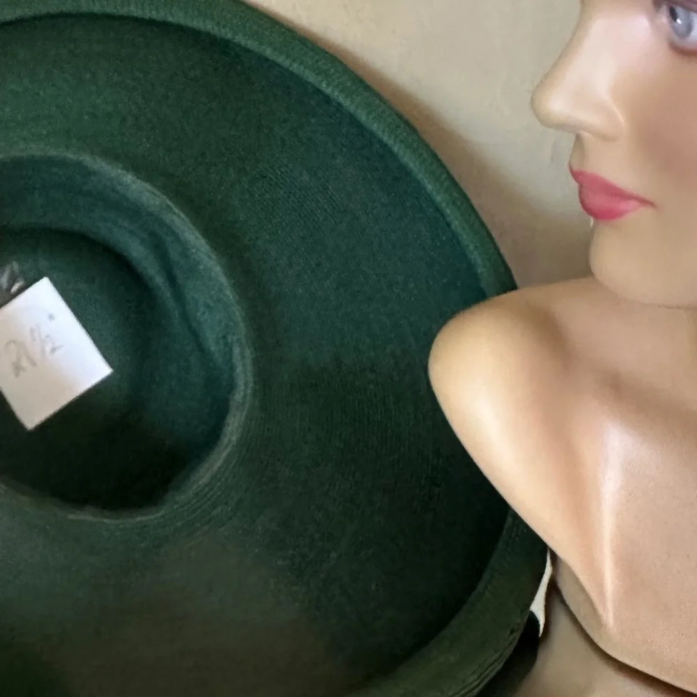 DASHING 1950s' GREEN STRAW WIDE BRIM HAT + BLACK FABRIC/VELOUR FLOWERS & BAND - Picture 12 of 14